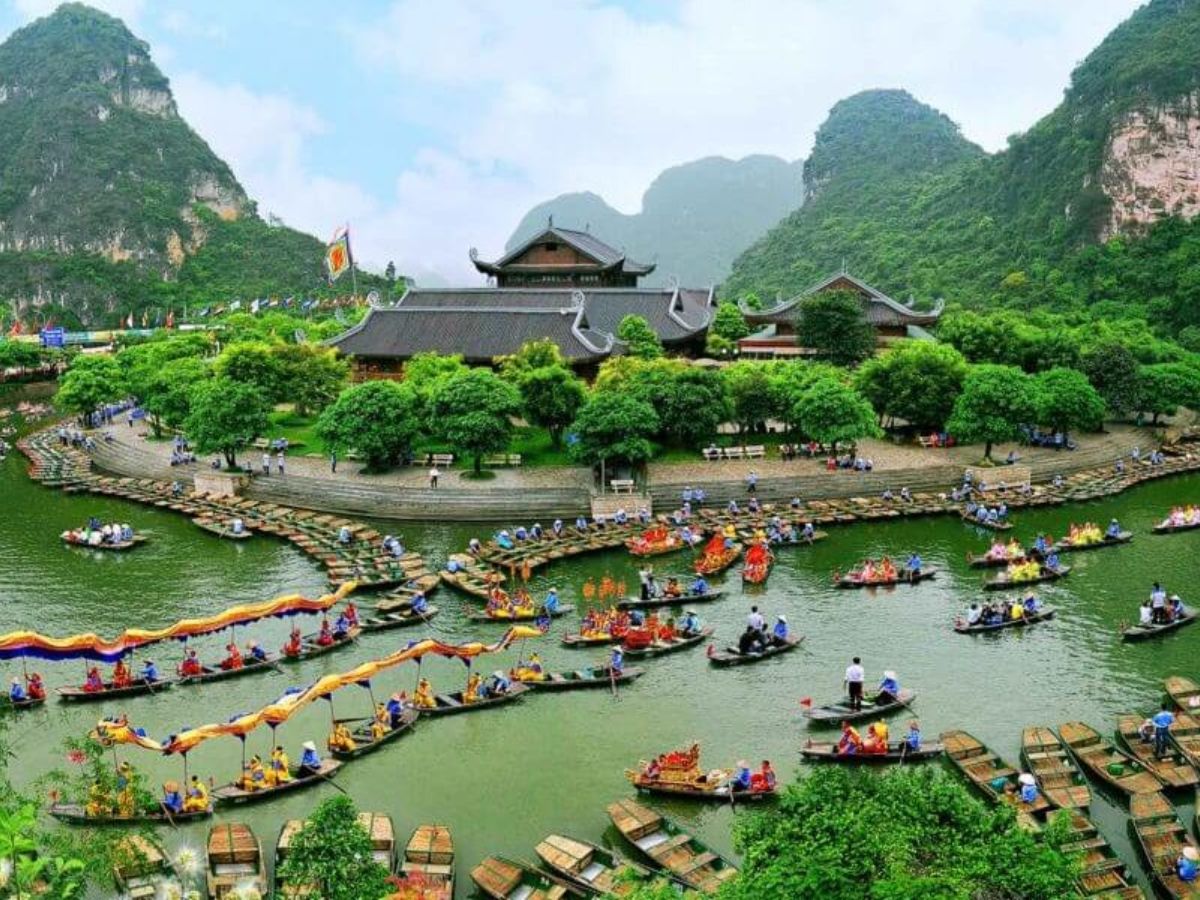 Sau khi tham quan vịnh bạn có thể kết hợp đến Yên Tử và Tràng An ngắm cảnh non nước. (Nguồn: Sưu tầm)