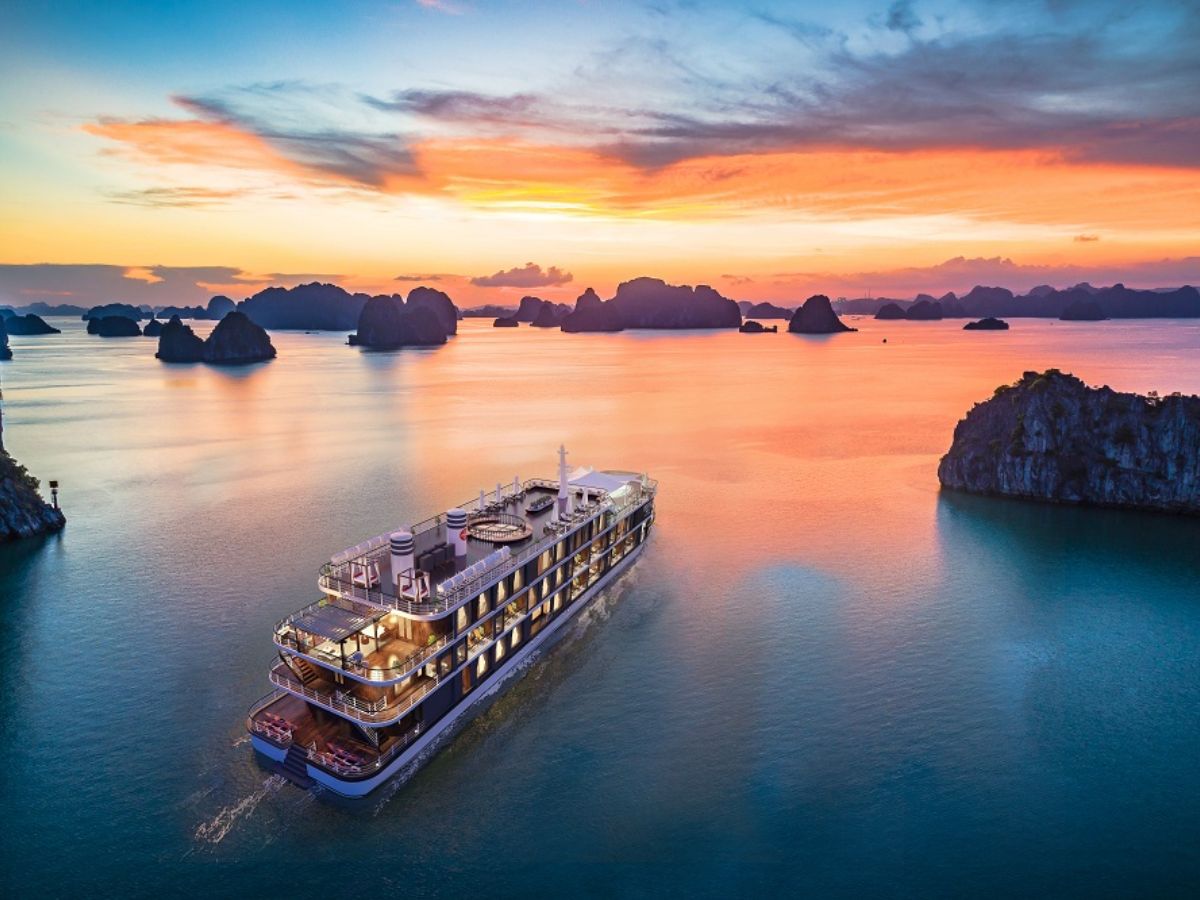 Combo du thuyền 5 sao Hạ Long là dòng cao cấp tập trung vào trải nghiệm ngủ đêm hoặc tham quan trong ngày trên vịnh. (Nguồn: Sưu tầm)