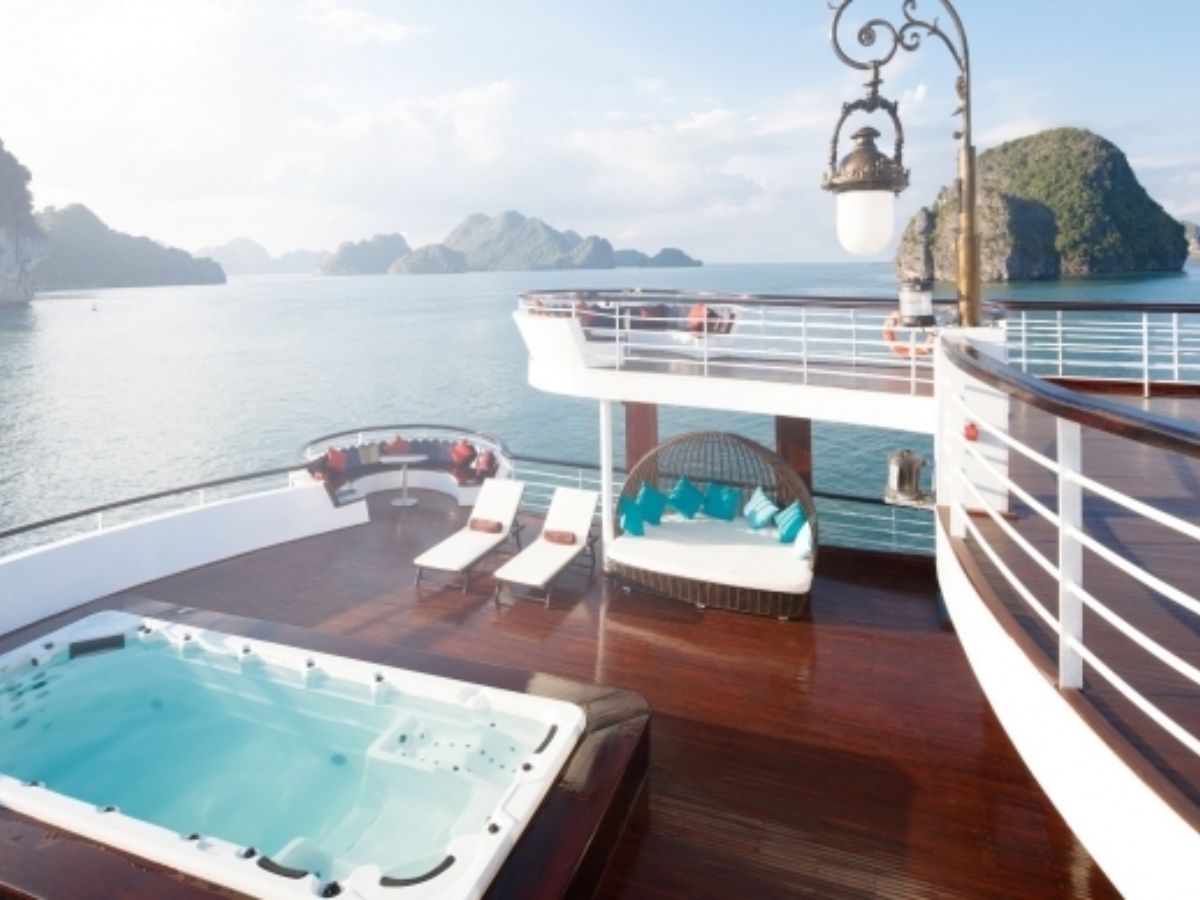 Combo khách sạn hoặc resort kết hợp du thuyền cân bằng giữa nghỉ dưỡng trên bờ và khám phá vịnh. (Nguồn: Sưu tầm)
