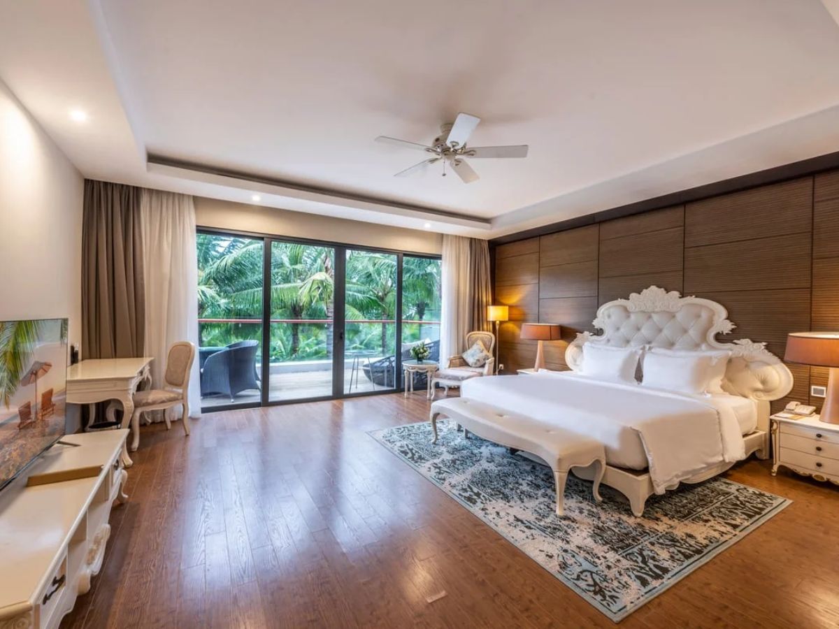 Với gia đình đông hoặc nhóm bạn 4 đến 6 người combo phòng rộng connecting hoặc villa riêng tiện lợi hơn. (Nguồn: Sưu tầm)