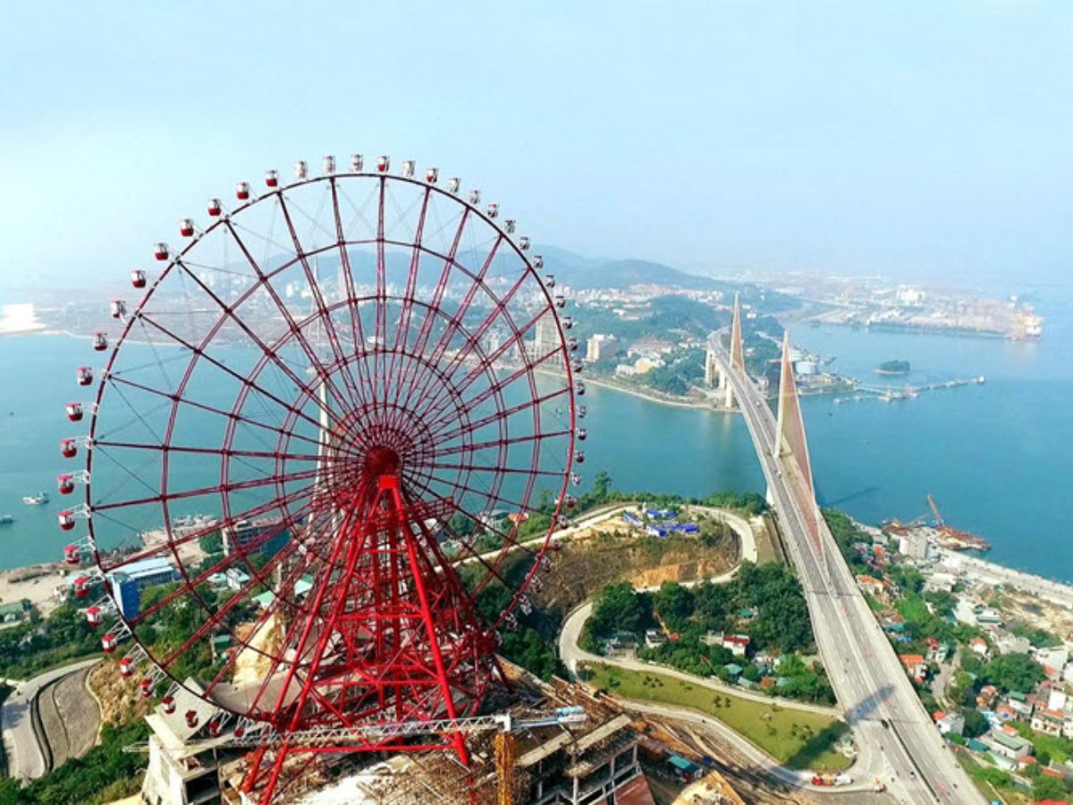 Sun Wheel Hạ Long là vòng quay lớn giúp ngắm toàn cảnh thành phố và vịnh từ trên cao