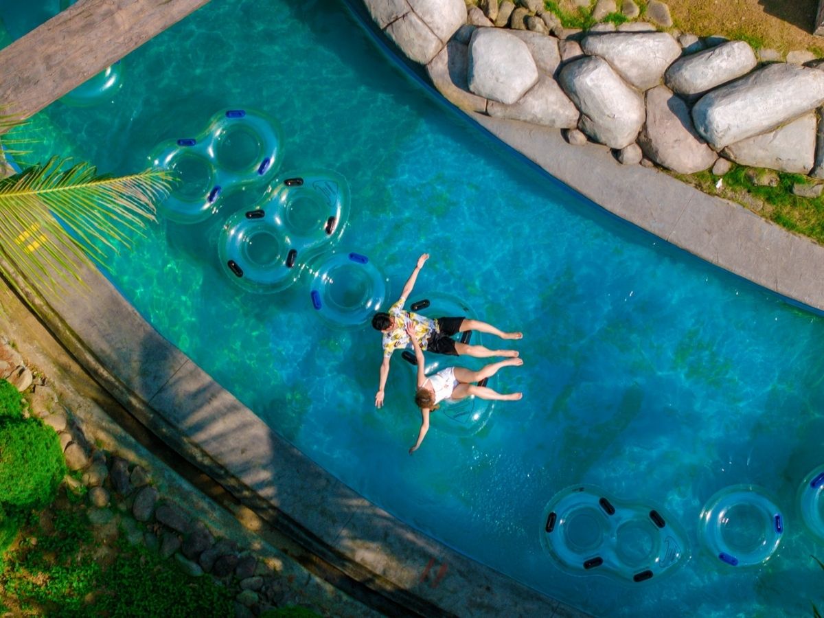 Một gợi ý lý tưởng khác khi tìm hiểu chơi gì ở Sun World Ha Long cho gia đình là công viên nước Typhoon Water Park.