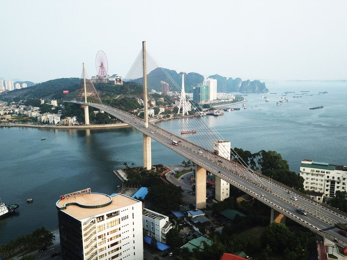 Với đường đi Sun World Ha Long từ Hòn Gai, lộ trình dễ đi và được nhiều người lựa chọn nhất là đi qua cầu Bãi Cháy.