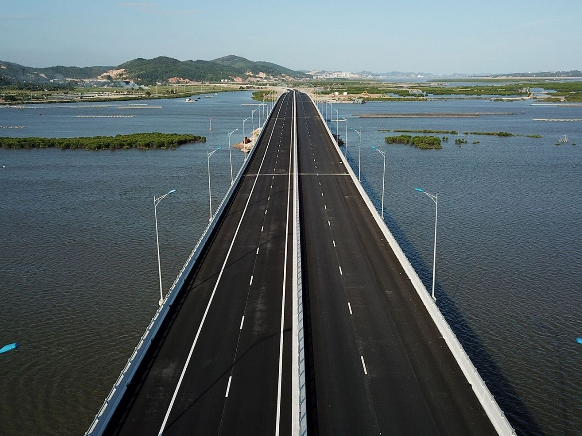 Nhờ hệ thống giao thông ngày càng hoàn thiện, đặc biệt là tuyến cao tốc Hải Phòng – Hạ Long.