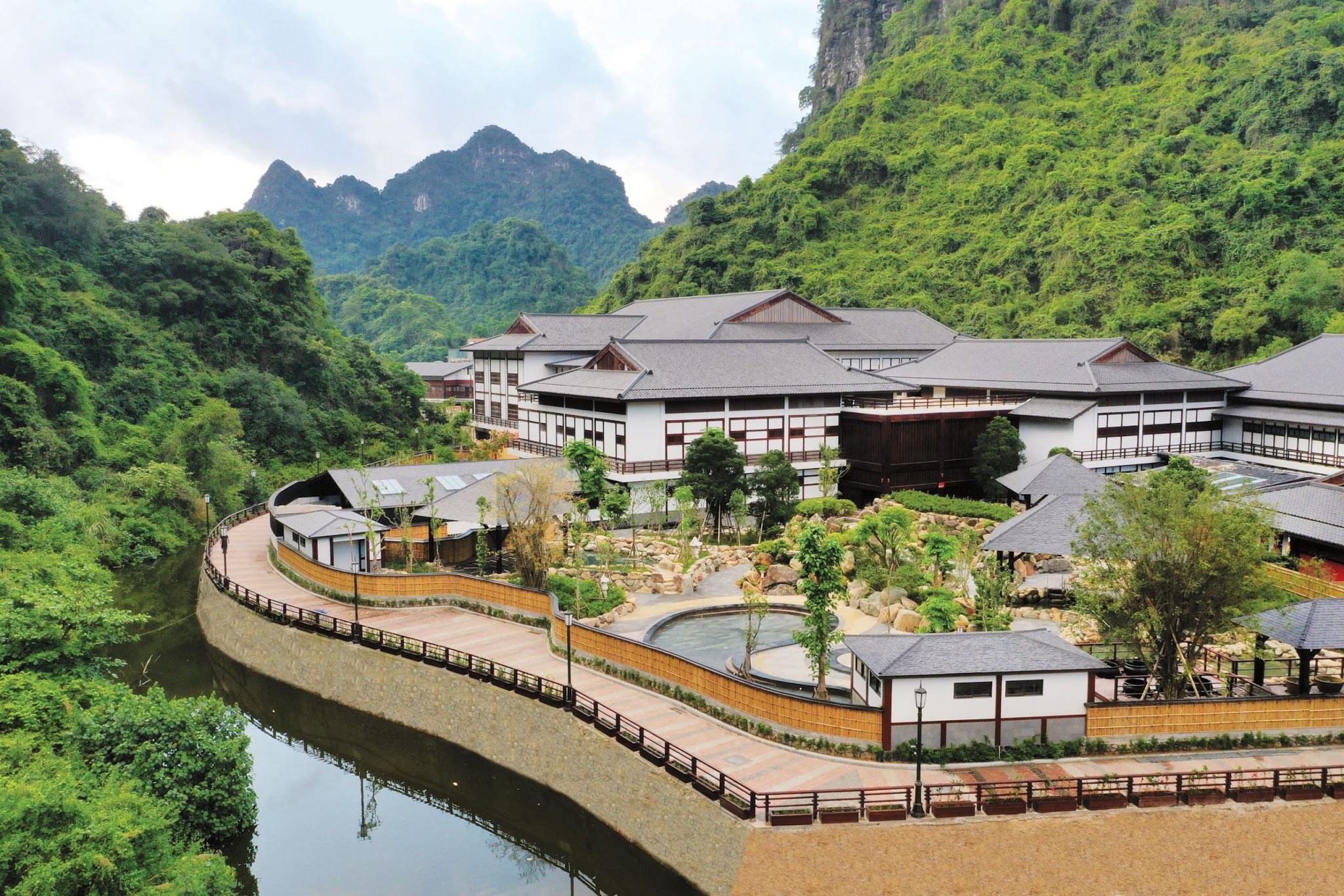 Nghỉ dưỡng khoáng nóng chuẩn Nhật tại Quảng Ninh.