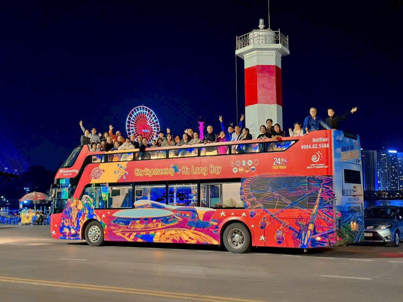 Du khách kiểm tra lịch trình xe bus và chuẩn bị tiền mặt đi Sun World.