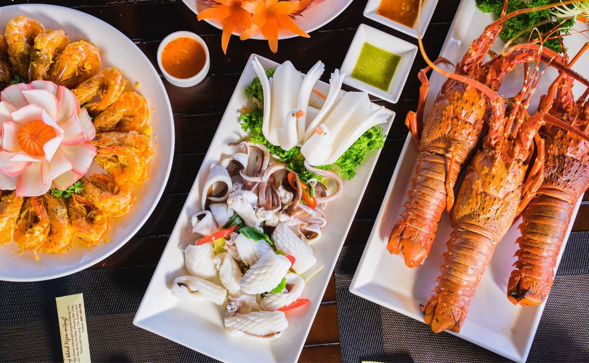 Nhóm bạn chọn nhà hàng rộng rãi để dùng bữa tối sau khi vui chơi.