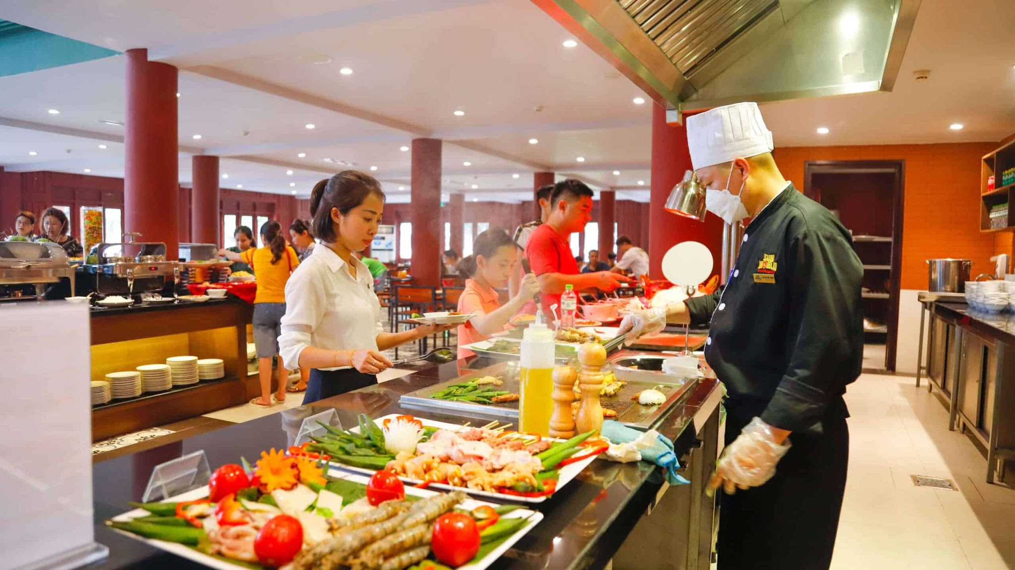 Du khách chọn món ăn nhanh gần trò chơi tại Sun World Ha Long.