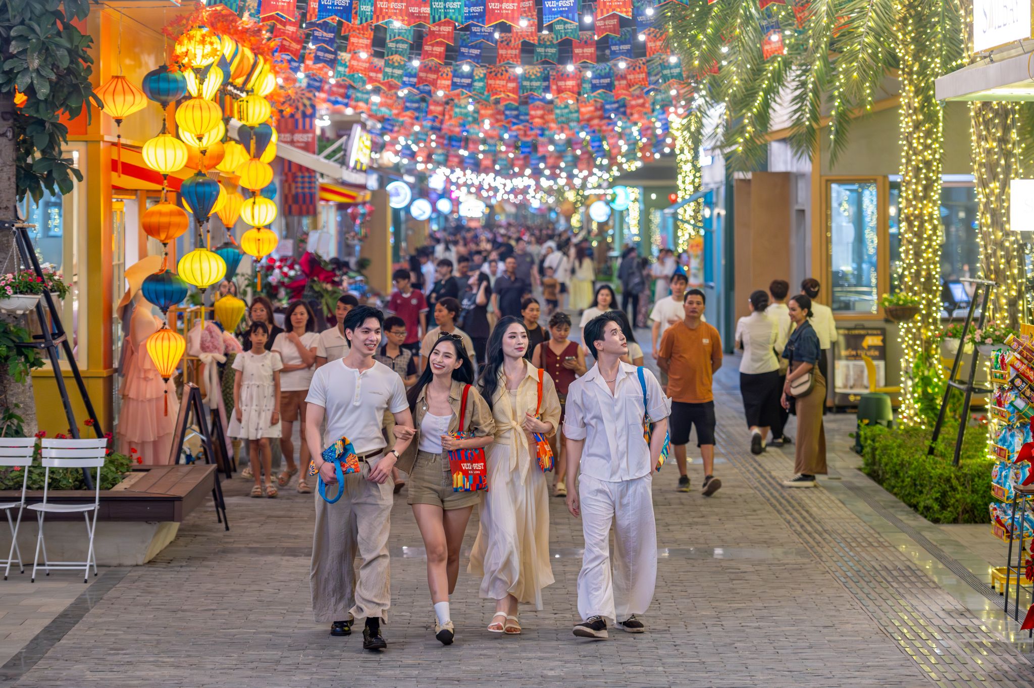 VUI-Fest hoạt động theo mô hình food court với nhiều gian hàng ẩm thực tiện lợi