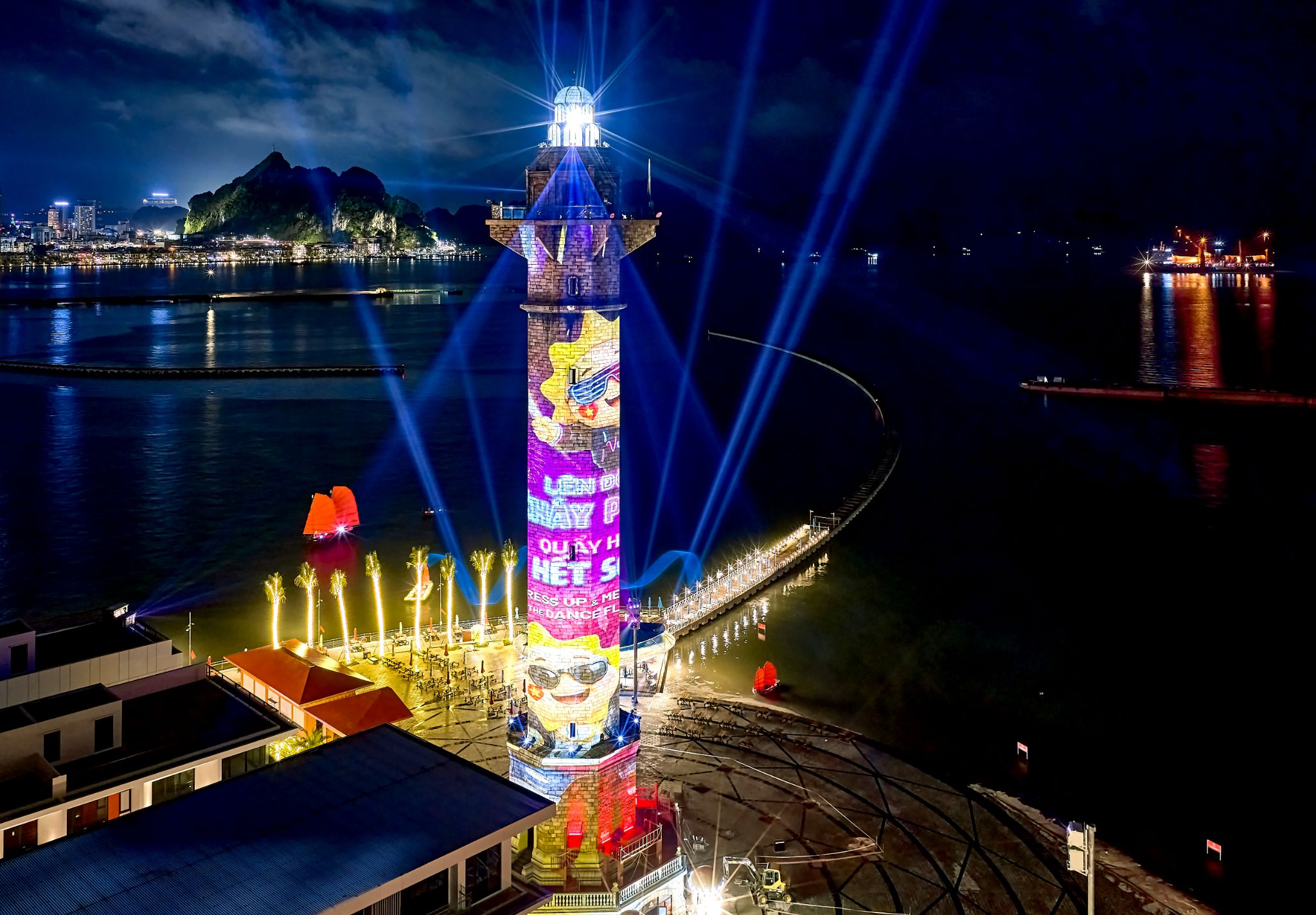 Show 3D Mapping mang tên “Long Vân Khánh Hội” thu hút khách tham quan.