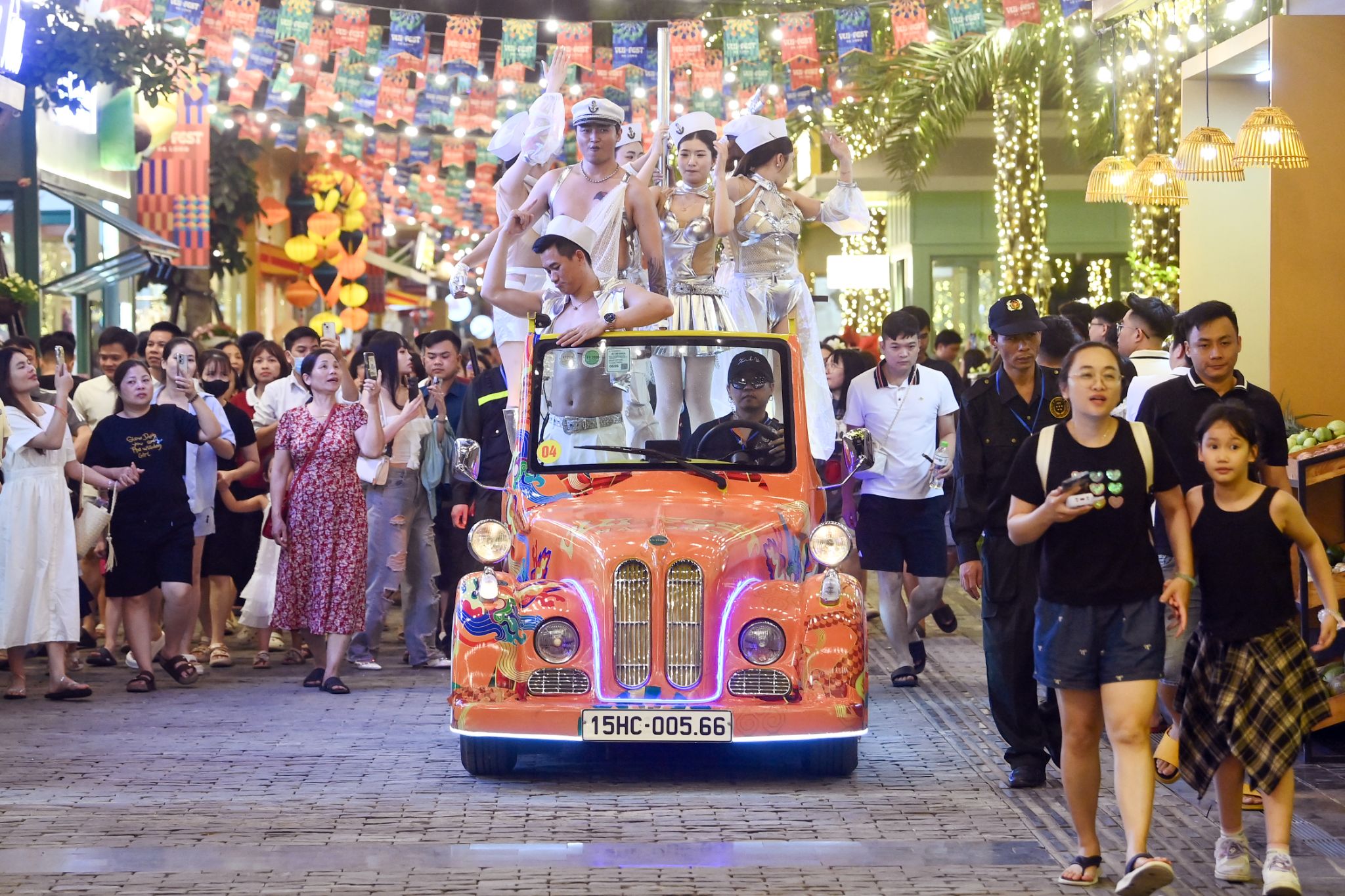 VUI-Fest Hạ Long là tổ hợp ẩm thực – giải trí – lễ hội ven biển mang phong cách hiện đại, nơi hội tụ không khí sôi động và nhộn nhịp về đêm tại Hạ Long
