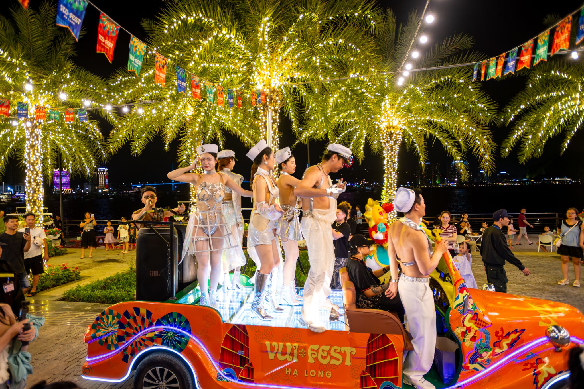 VUI-Fest Hạ Long là tổ hợp lễ hội – ẩm thực – giải trí về đêm, mang đến một không gian vui chơi hiện đại và sôi động ngay bên bờ biển.