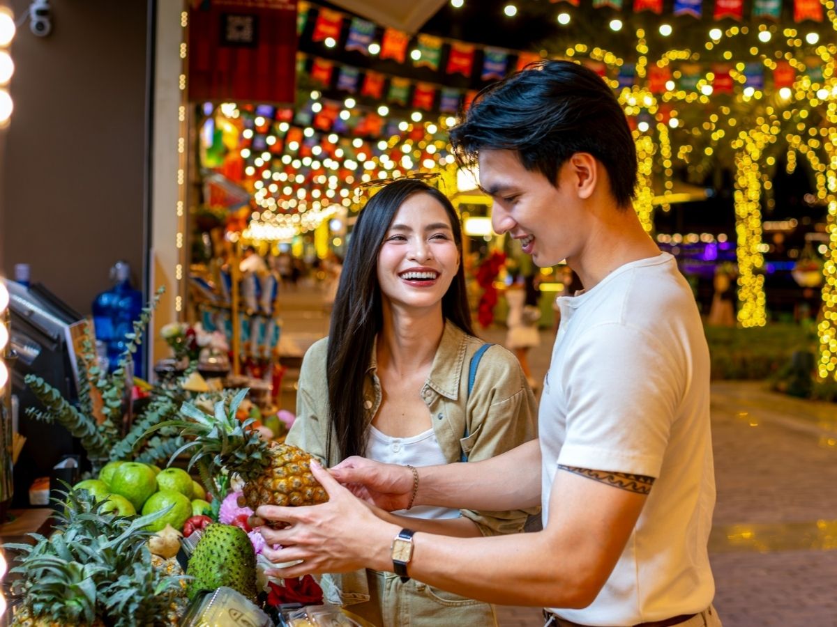 Bên cạnh hải sản, chợ đêm và các tuyến phố ẩm thực là nơi bạn có thể khám phá vô số món ăn vặt hấp dẫn.