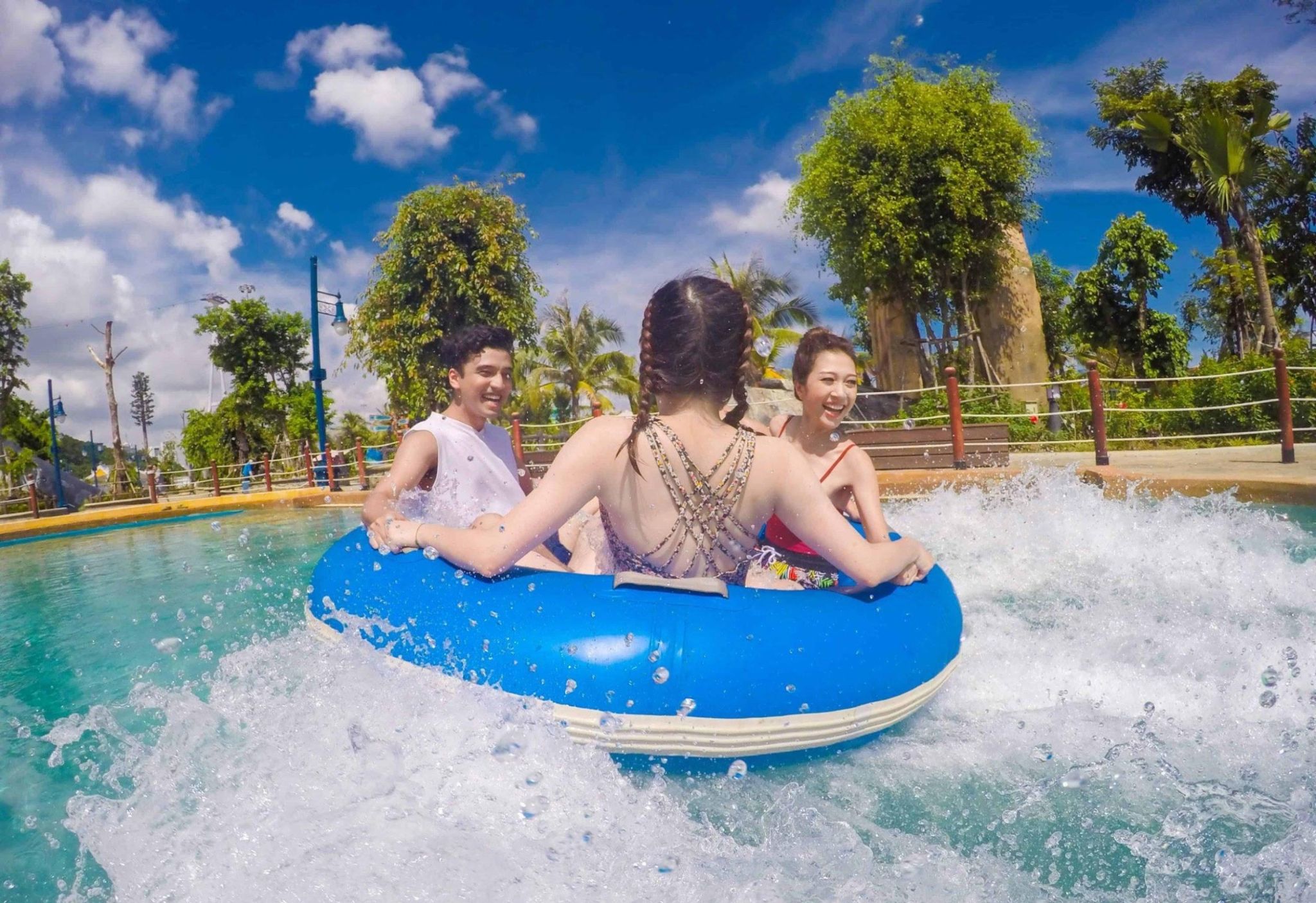 Du khách thỏa thích đắm chìm trong làn nước mát lạnh ở Công viên nước Typhoon Water Park.