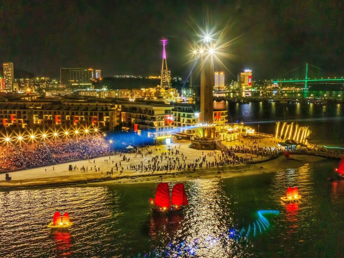 Kinh nghiệm đi VUI-Fest Hạ Long cho thấy đây là một trong những điểm vui chơi về đêm nổi bật nhất tại khu Bãi Cháy.