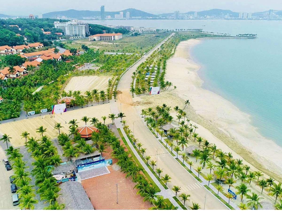 Một trải nghiệm không thể bỏ lỡ khi tìm hiểu bãi tắm Tuần Châu có gì chính là tham gia tour du thuyền khám phá Vịnh Hạ Long