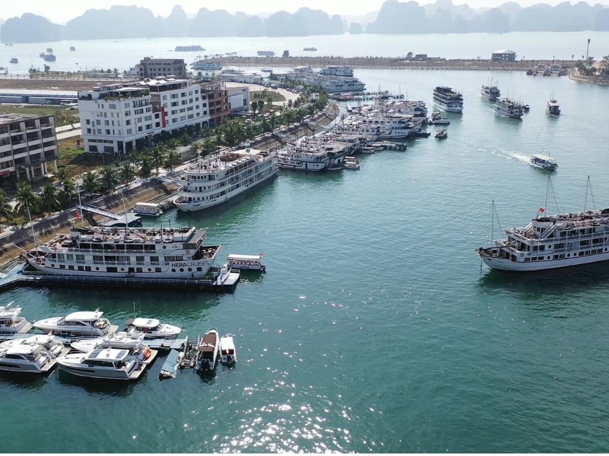 Nếu bạn đang thắc mắc bãi tắm Tuần Châu có gì, nơi đây nổi bật với bãi biển nhân tạo rộng lớn, bờ cát trắng mịn và làn nước trong xanh khá êm dịu.