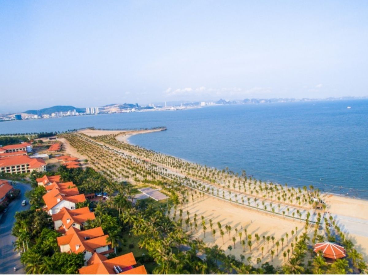 Một trong những hoạt động được yêu thích nhất khi khám phá bãi tắm Tuần Châu có gì chính là tắm biển và thư giãn trên bãi cát trắng mịn.