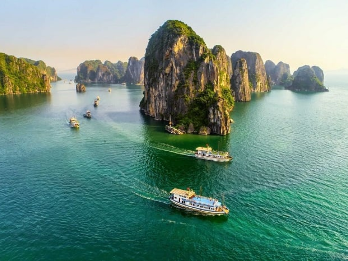 Dịp lễ 2/9 Vịnh Hạ Long đón lượng khách đông và không khí tham quan vô cùng sôi động.