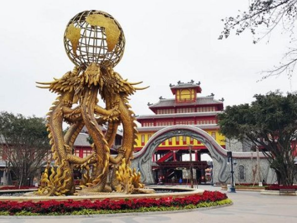 Tại Dragon Park du khách trải nghiệm tàu lượn siêu tốc vòng quay lớn và trò mạo hiểm ngoài trời.