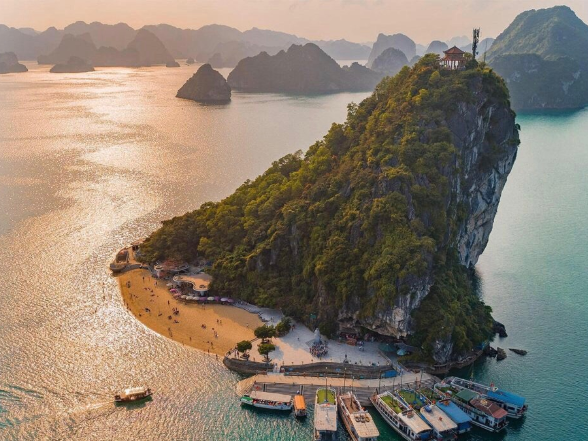 Đảo Ti Tốp là điểm dừng chân được yêu thích với bãi biển nước trong cát mịn và quy hoạch an toàn.