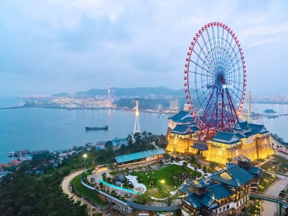 Sun World Ha Long là điểm hút khách với công viên nước trò chơi cảm giác mạnh và cáp treo Nữ Hoàng thường đông cuối tuần.