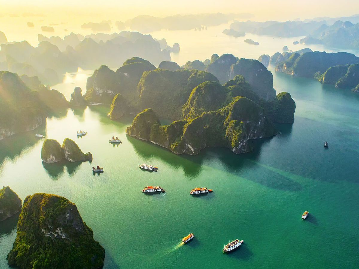 Mùa hè từ tháng 5 đến tháng 8 là lúc biển Hạ Long đẹp nhất với trời nắng và nước xanh ngọc.