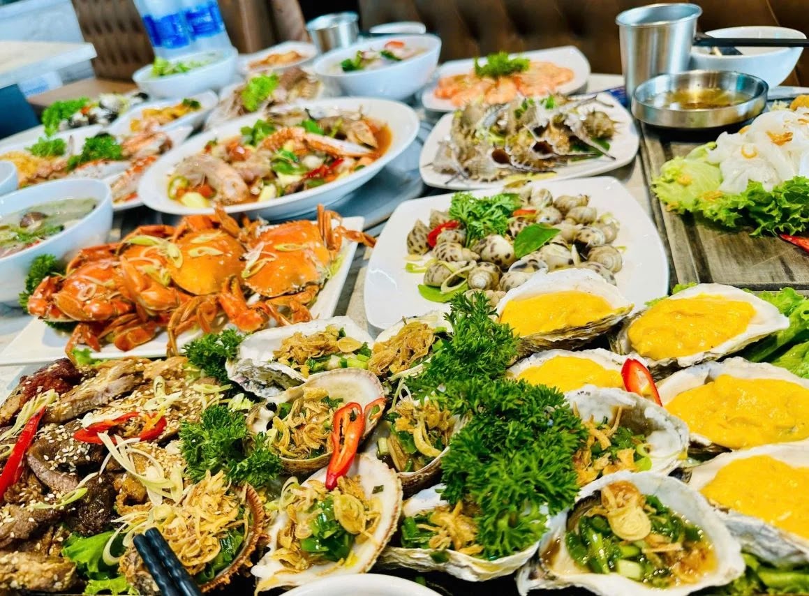 Thực đơn đêm đa dạng đáp ứng nhu cầu du khách Bãi Cháy.