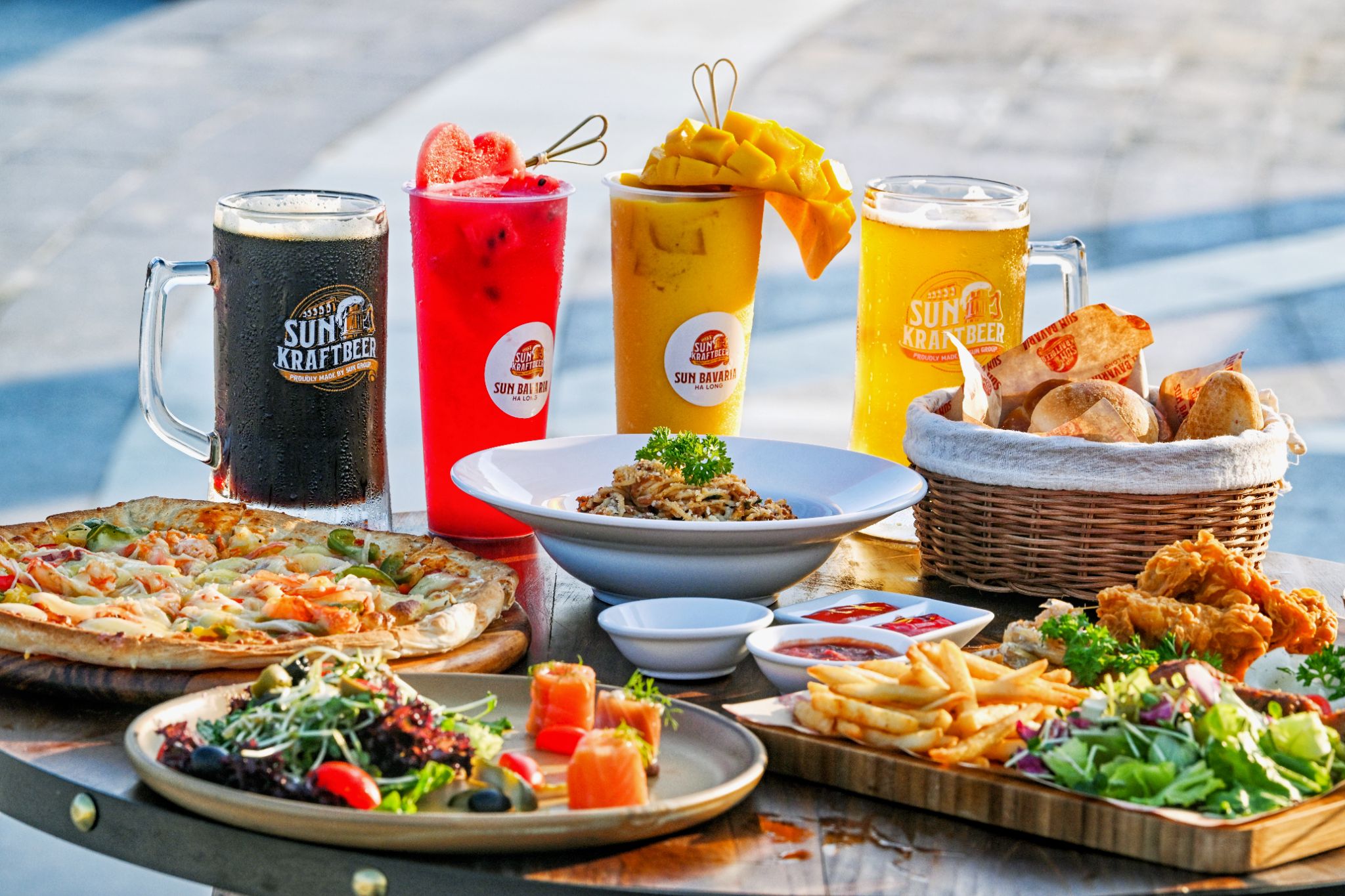 Du khách đến VUI-Fest thưởng thức món ăn nhẹ sau ngày vui chơi tại Sun World Hạ Long