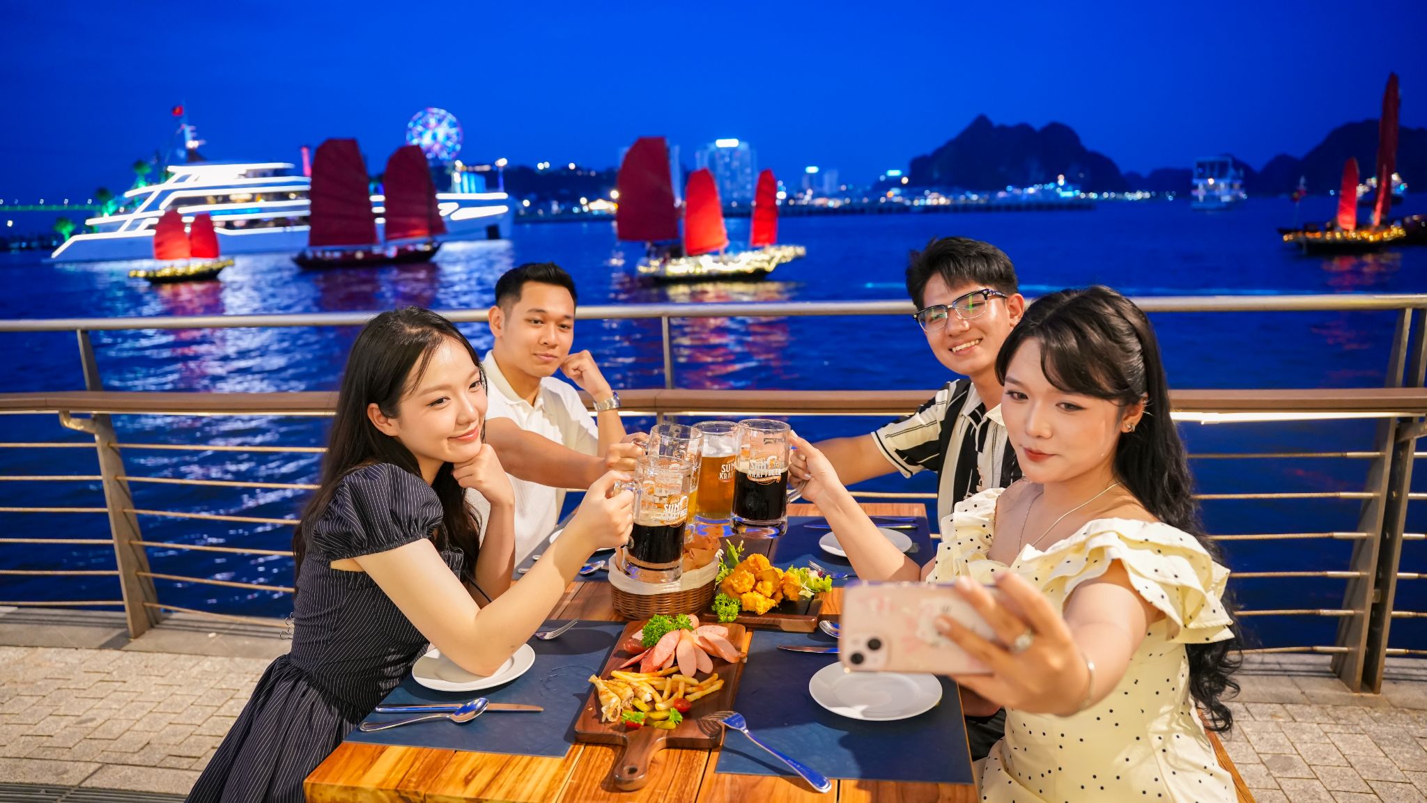 Checkin tại không gian ngắm hoàng hôn tại Nhà hàng Sun Bavaria Ha Long