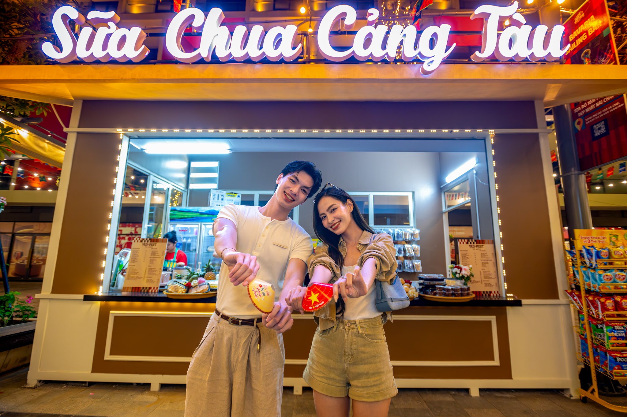 Du khách ưu tiên chọn các món khô làm quà và kiểm tra kỹ thông tin sản phẩm.