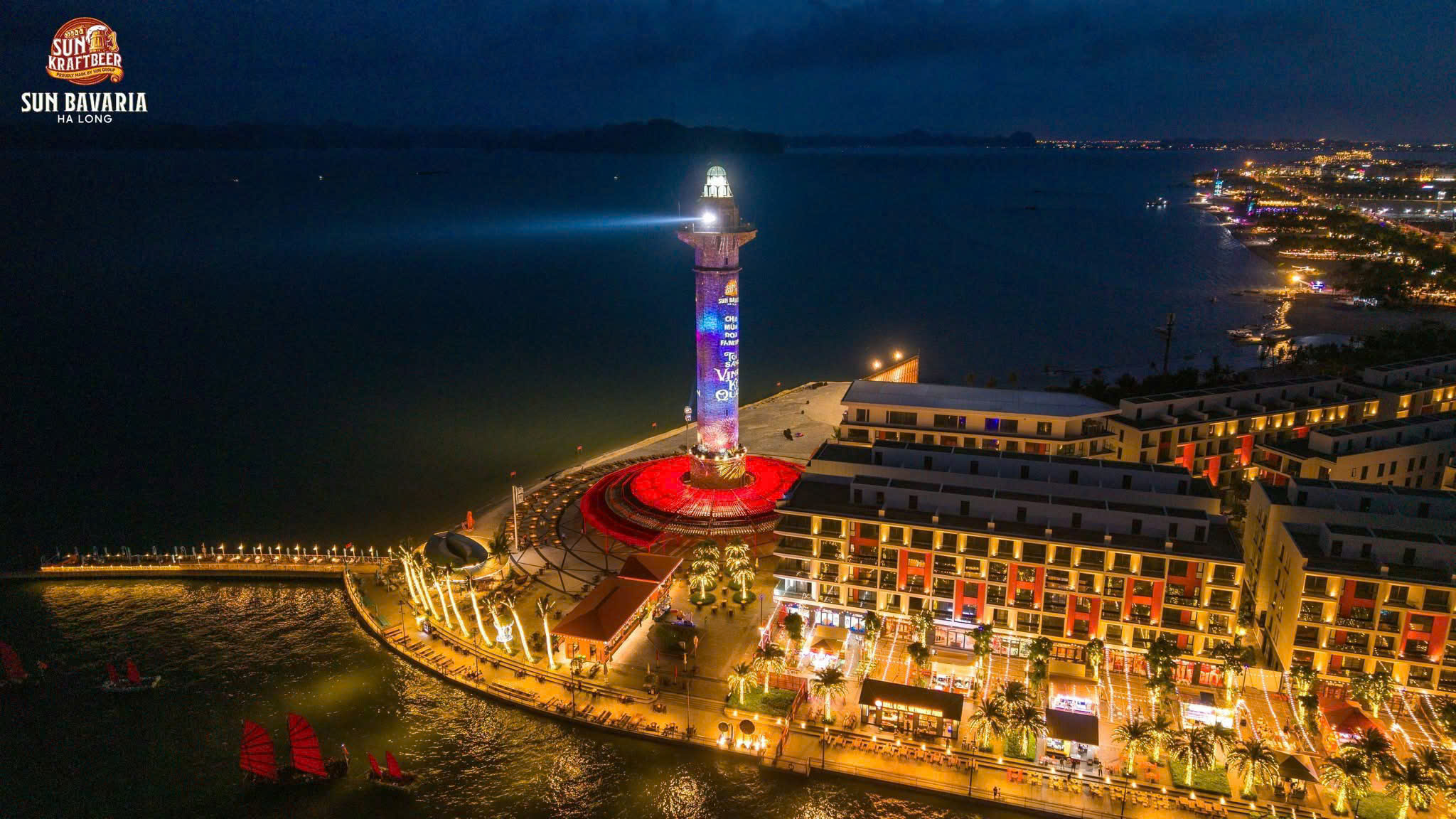 Diễn ra vào lúc 21h hằng ngày tại khu vực Ngọn Hải Đăng, "Thương cảng phồn hoa" là sản phẩm nghệ thuật nổi bật nhất tại VUI-Fest Ha Long hiện nay.