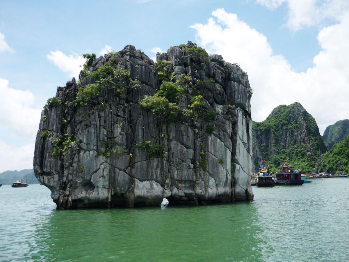 Hòn Đỉnh Hương nổi bật với hình dáng lư hương độc đáo, nằm giữa làn nước xanh biếc và khung cảnh núi đá kỳ vĩ.