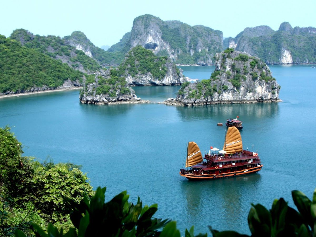 Hành trình đi thuyền mang đến góc nhìn trọn vẹn về Hòn Chó Đá Quảng Ninh.