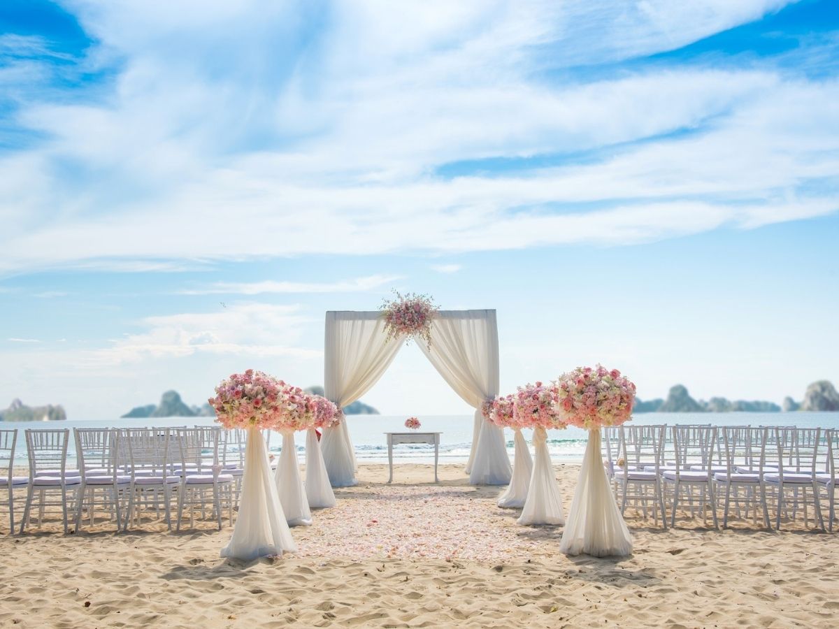 Quảng trường biển rộng lớn tại resort là nơi tổ chức các sự kiện âm nhạc, hoạt động giải trí ngoài trời và lễ cưới trên bãi biển.