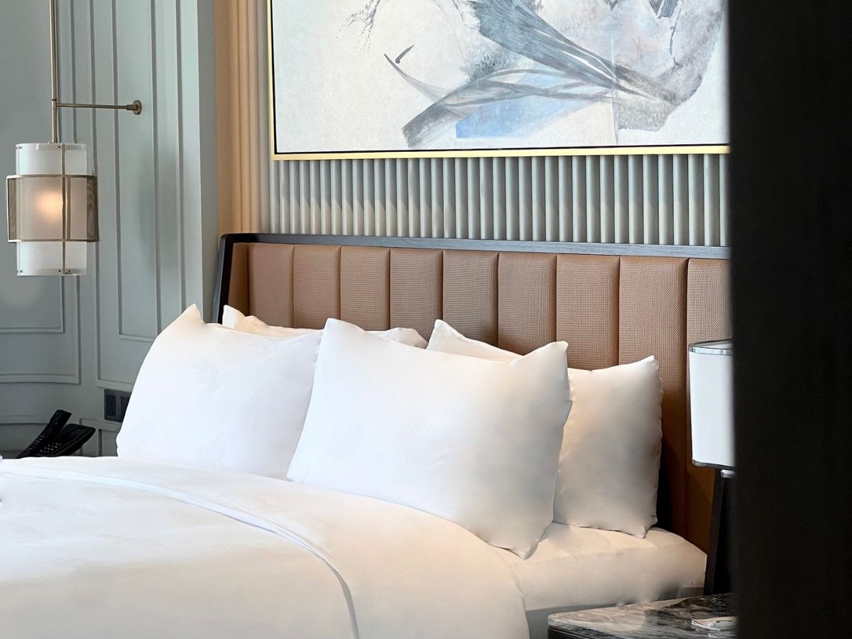Các phòng tại InterContinental Halong Bay Resort đều được trang trí với nội thất hiện đại.