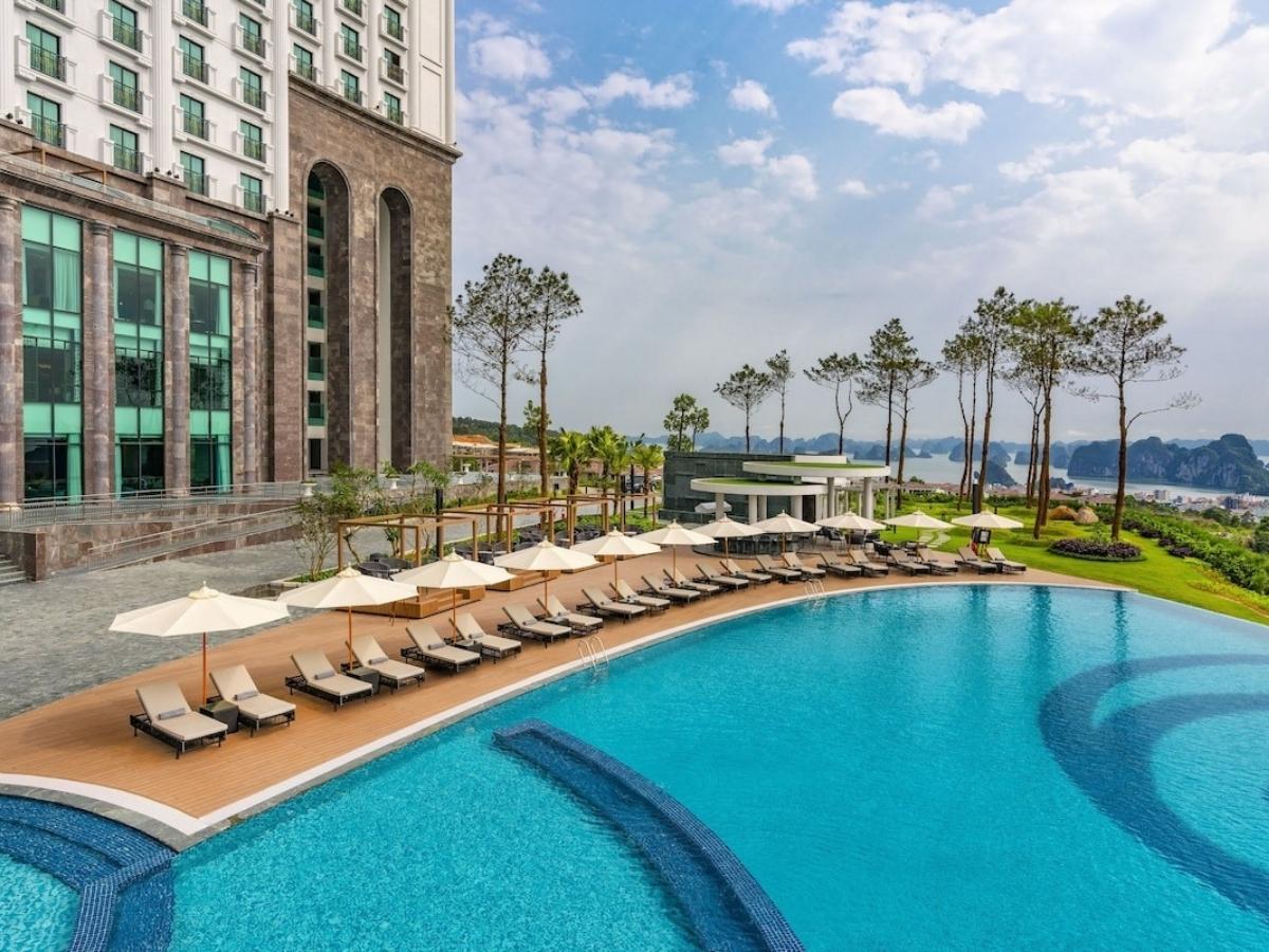 Hồ bơi vô cực tại FLC Grand Hotel Hạ Long là một trong những điểm thu hút lớn được thiết kế ở vị trí sát mép đồi.