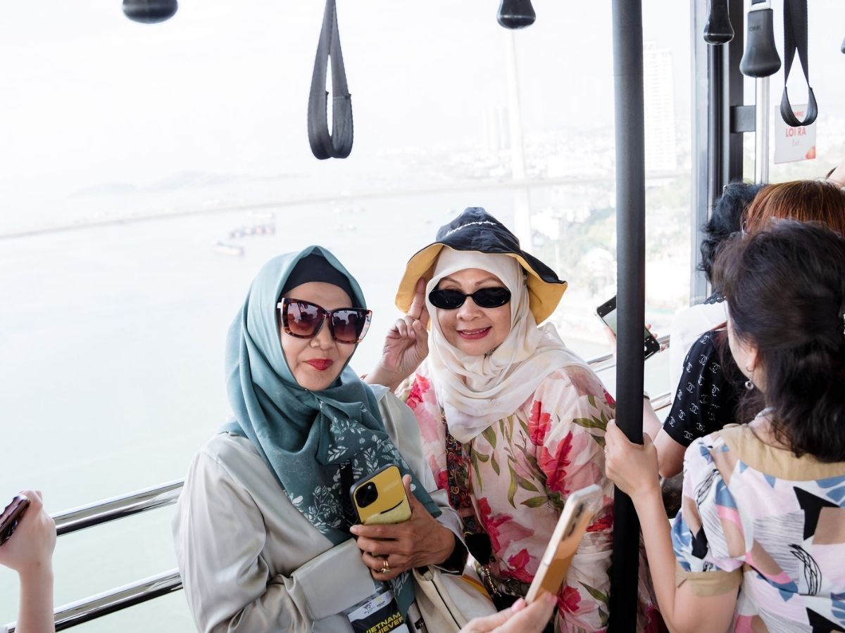 The Queen Cable Car is one of the most popular check-in spots in Ha Long Bay, thanks to its panoramic views of the bay from above.