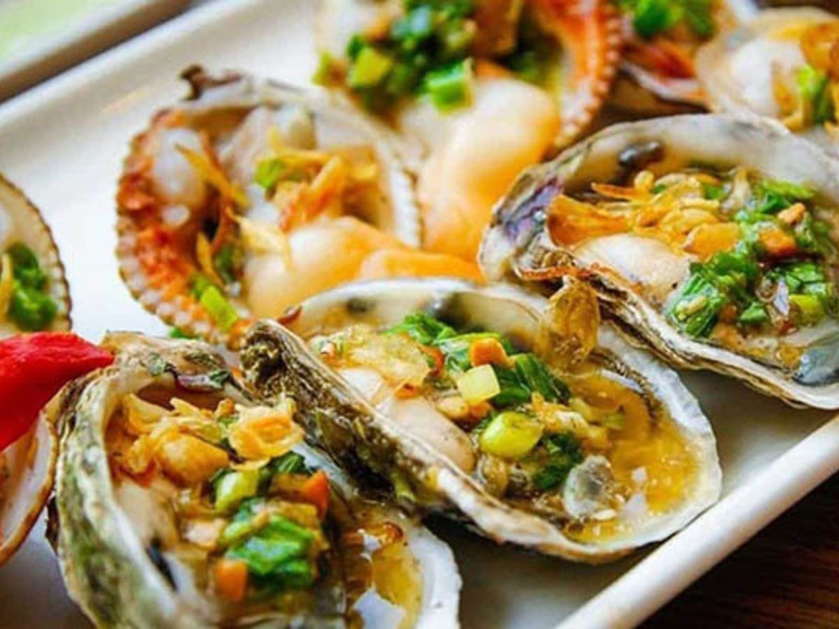 Hàu nướng mỡ hành là món hải sản được nhiều du khách yêu thích tại VUI-Fest Ha Long.