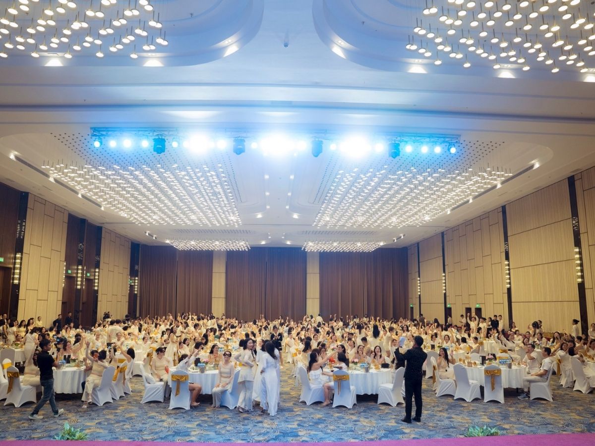 Bãi biển Bãi Cháy gần Khách sạn Mường Thanh Luxury Hạ Long Centre