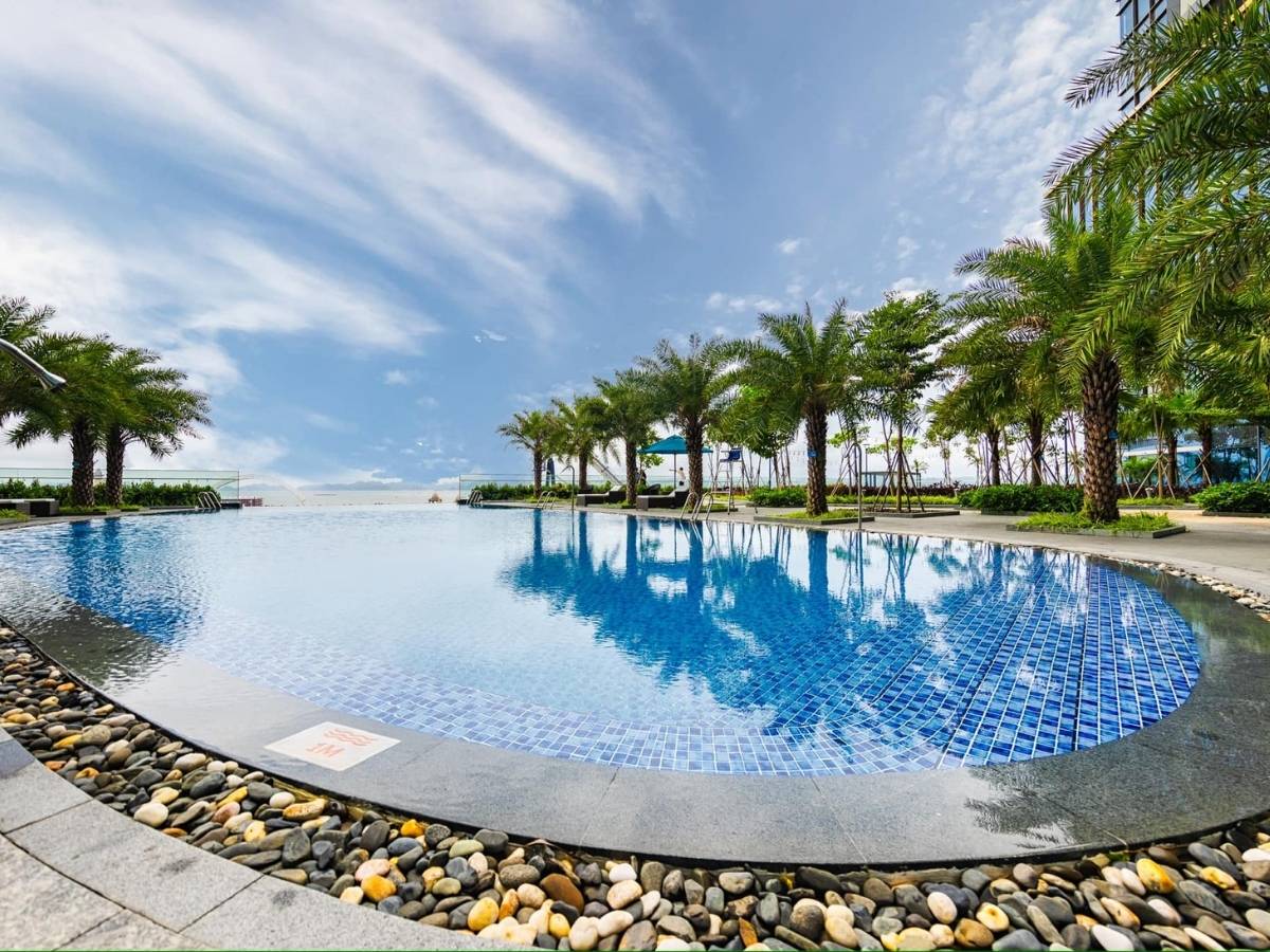 Bể bơi vô cực tầng 5 Khách sạn Mường Thanh Luxury Hạ Long Centre