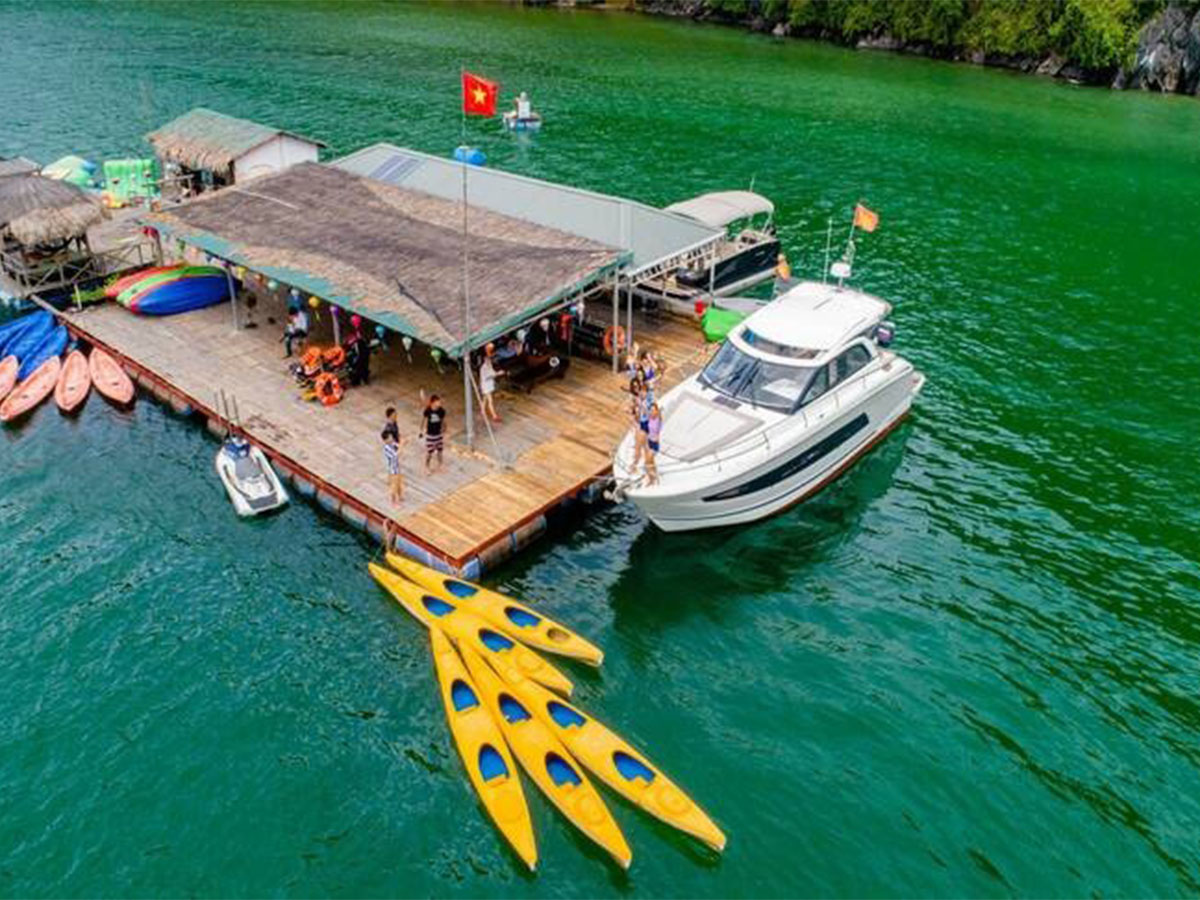 Hoạt động kayak và khám phá làng chài Ba Hang
