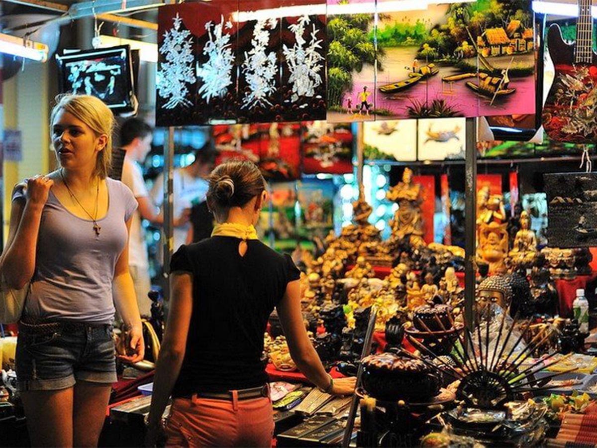 Mẹo chọn đặc sản chính gốc và cách bảo quản quà mang về an toàn.