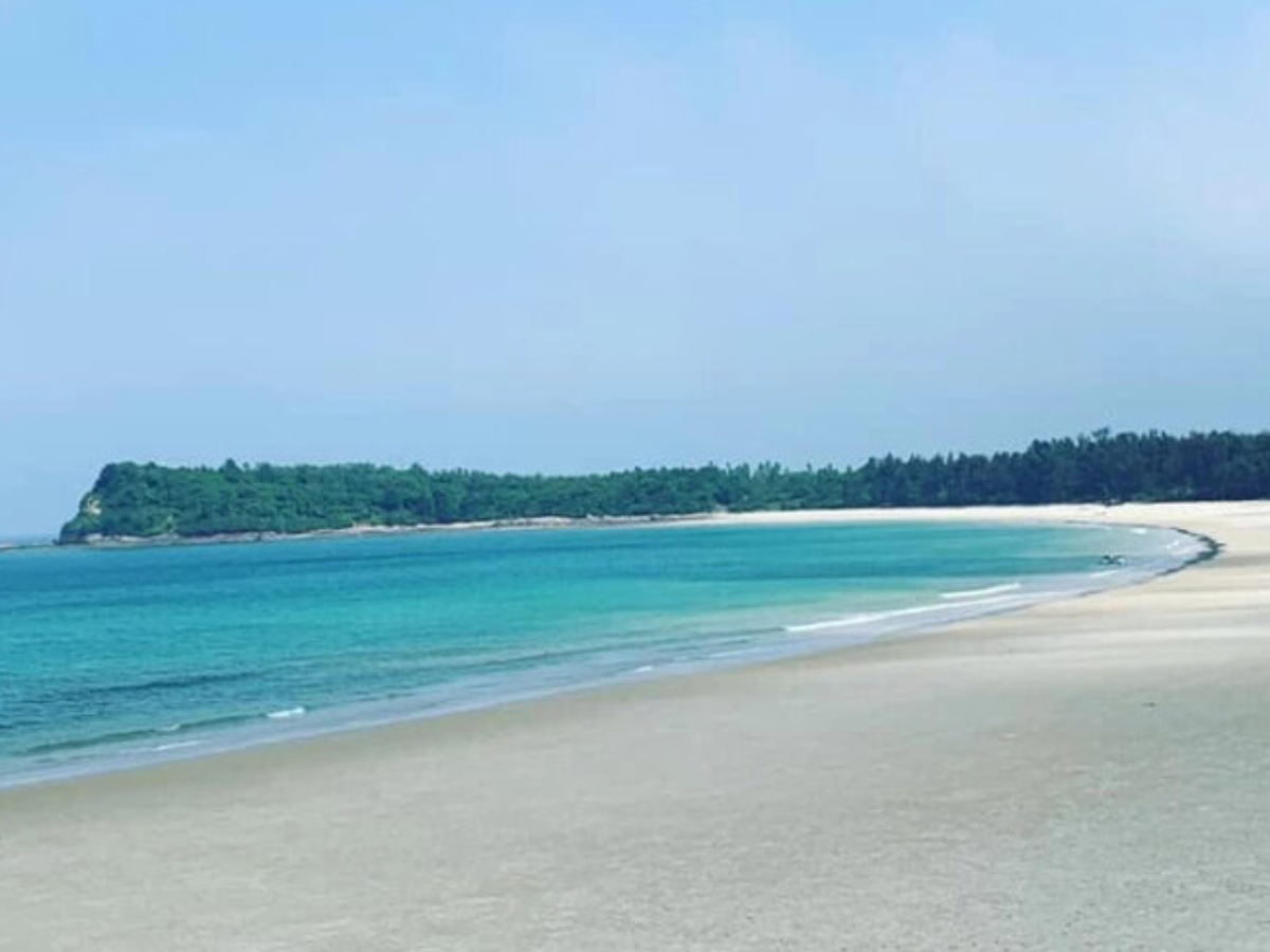 Ngày đầu nên tắm biển Quan Lạn trung tâm hoặc bãi Minh Châu cát trắng mịn.