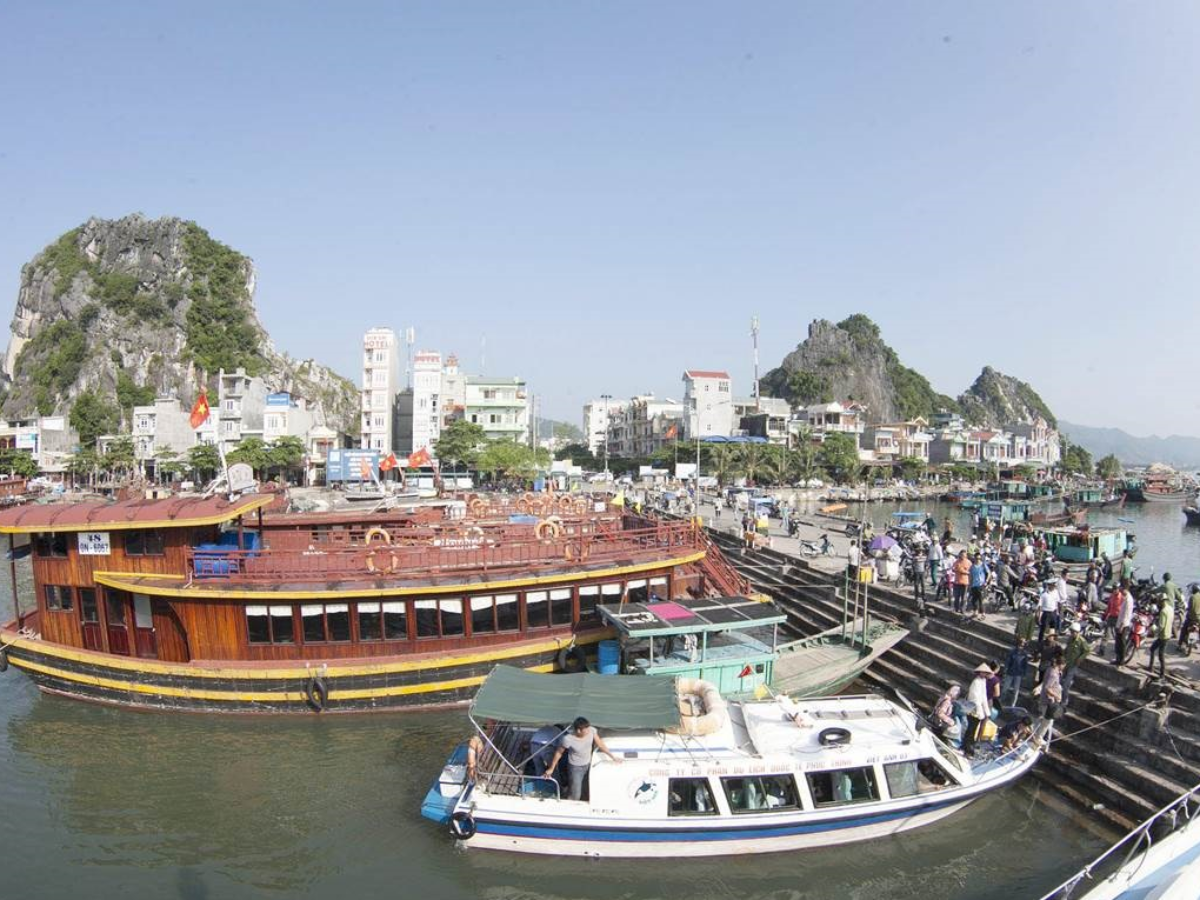 Tàu cao tốc là phương tiện nhanh và phổ biến nhất từ Vân Đồn ra đảo Quan Lạn.