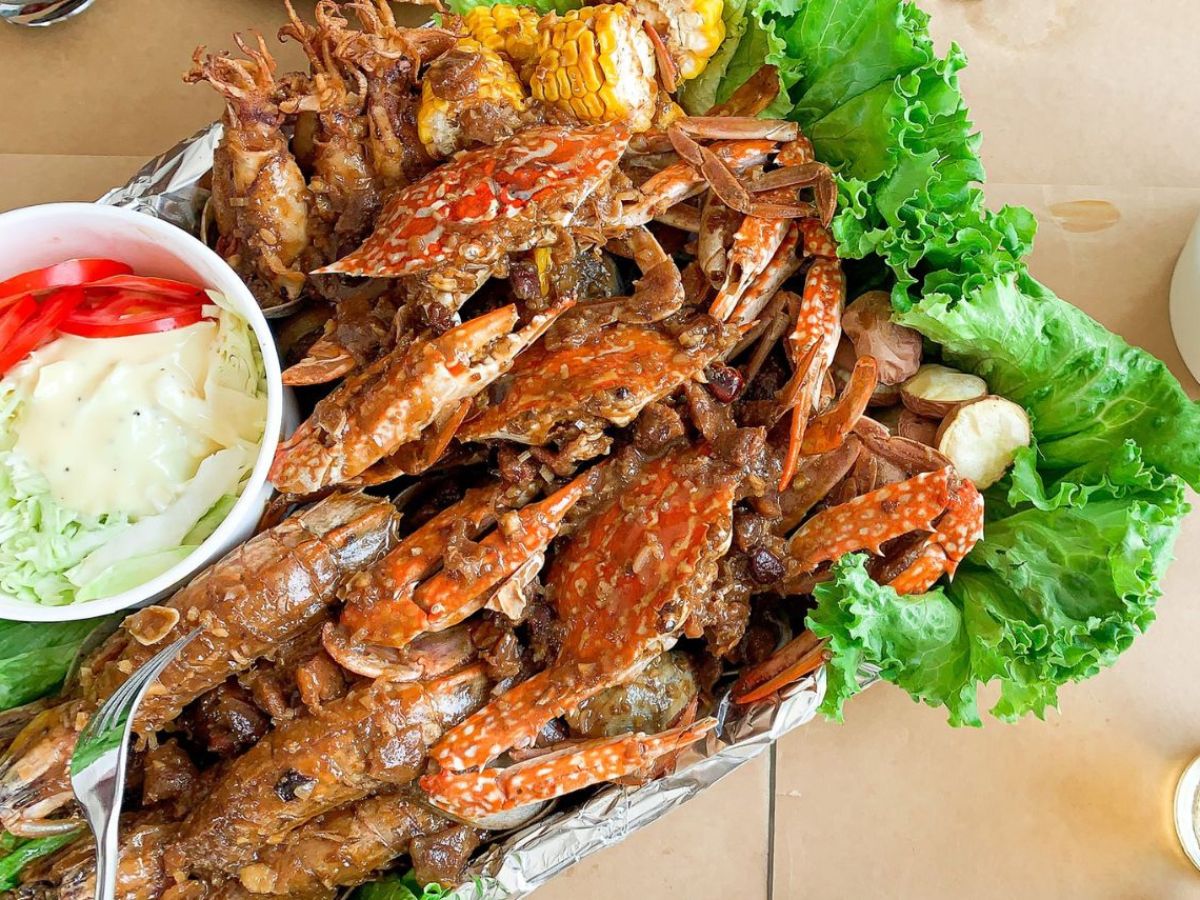Hải sản tươi sống đa dạng tại khu vực Cẩm Phả với mức giá mềm.