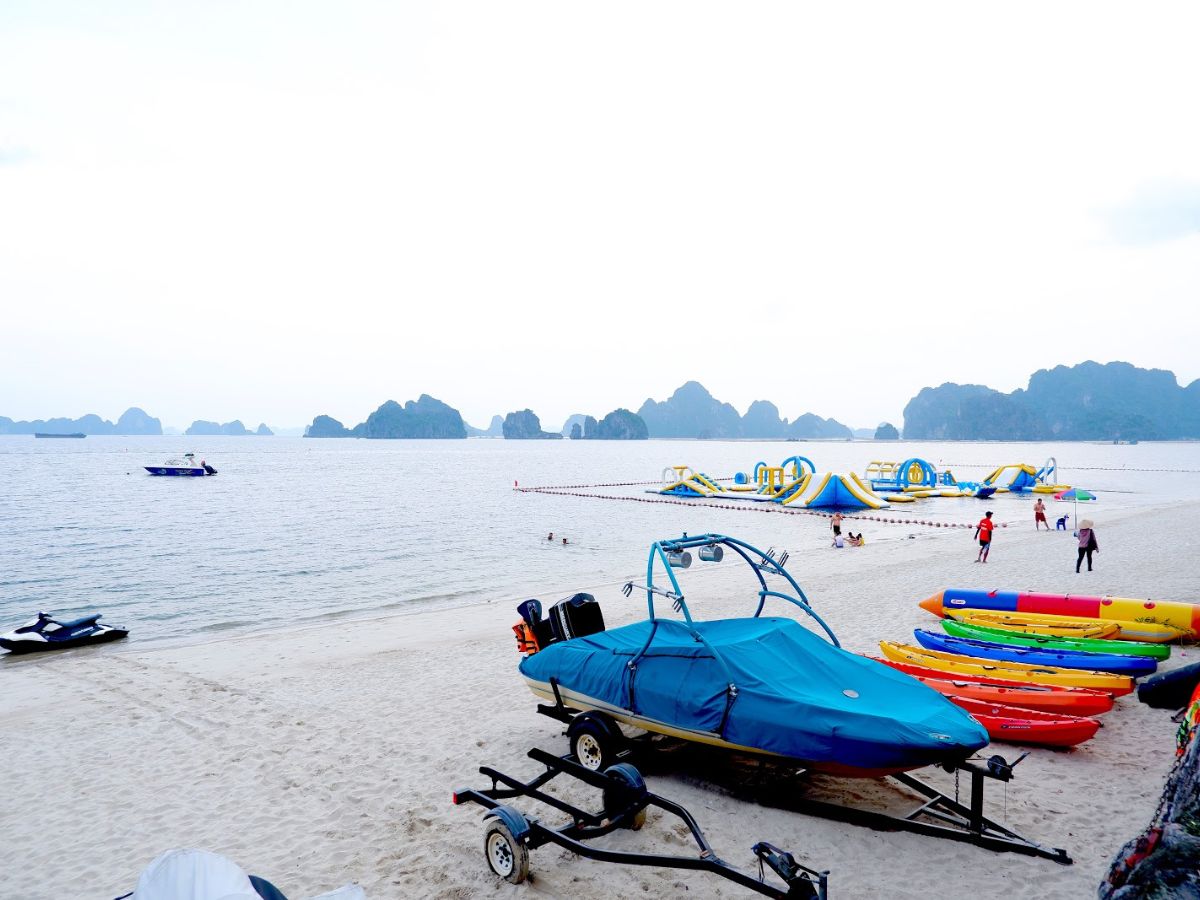 Mùa hè từ tháng 4 đến tháng 10 lý tưởng để du khách khám phá Cẩm Phả.