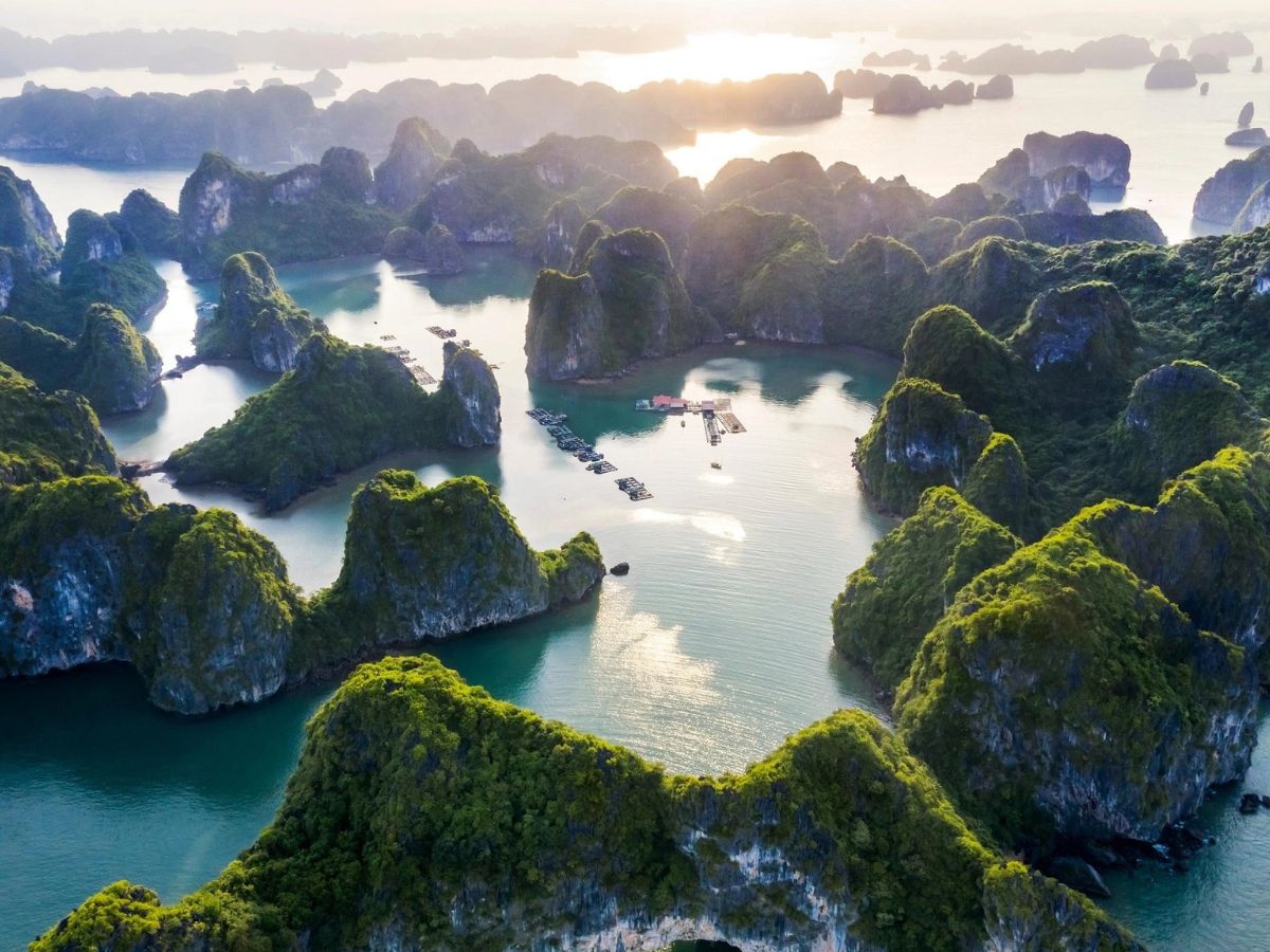 Vịnh Hạ Long là kỳ quan thiên nhiên thế giới thu hút nhiều du khách.