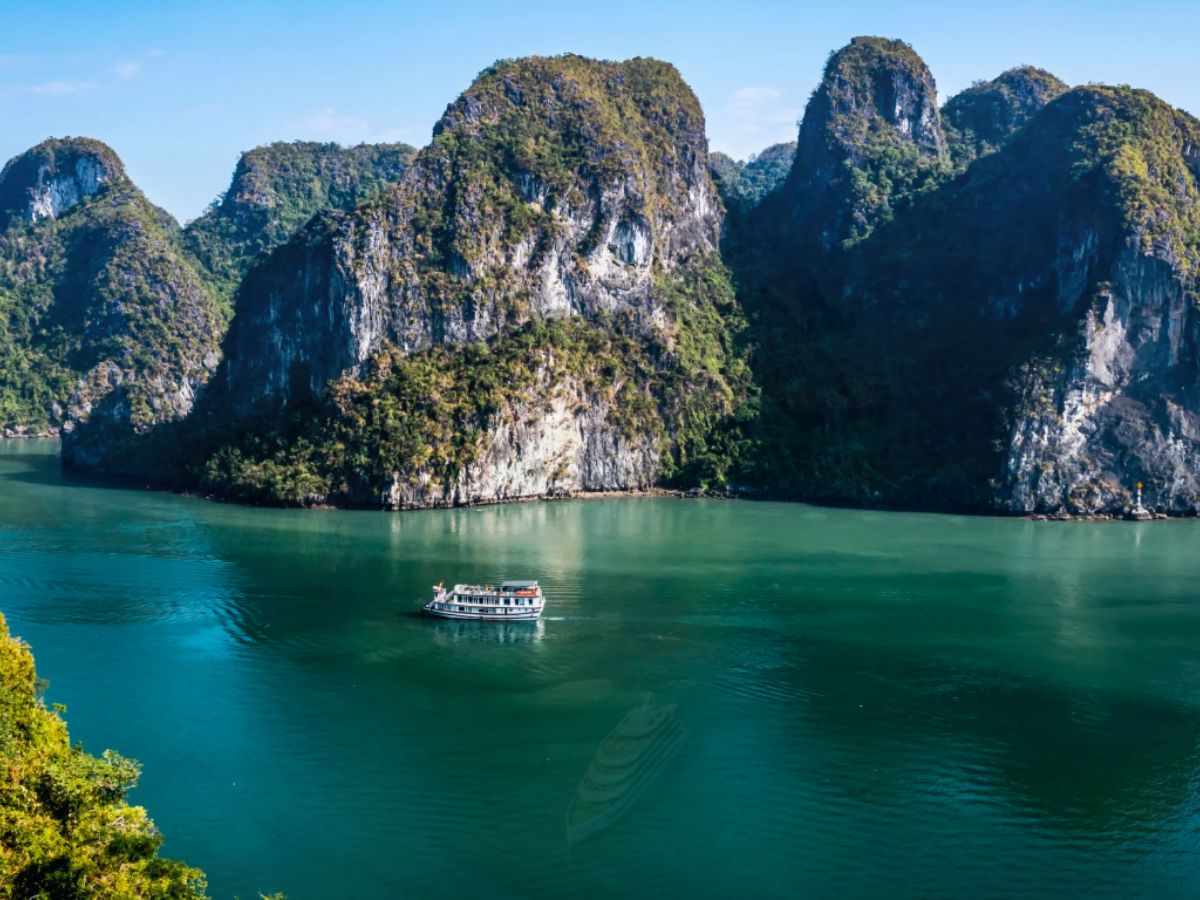 Du lịch Quảng Ninh đa dạng cảnh quan thu hút du khách.