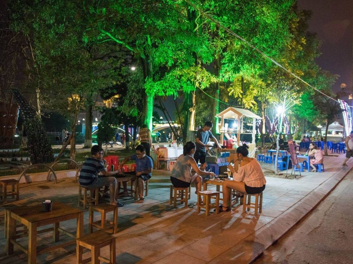Một buổi tối tại phố đi bộ Trần Phú có thể bắt đầu từ 19h với hoạt động chụp ảnh cùng không gian ánh sáng rực rỡ.
